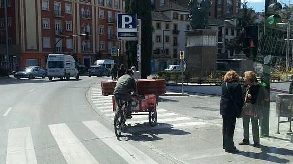 Un ataúd sobre una bici por mitad de Granada