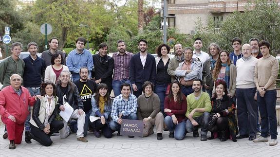 Treinta de los 45 candidatos posan en la presentación. 