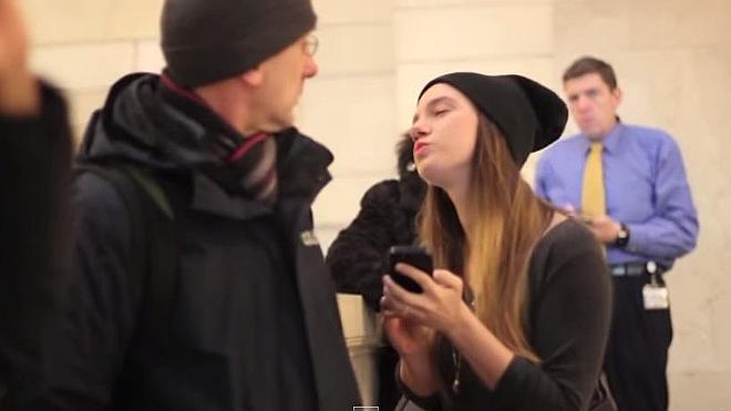 Una modelo besa a desconocidos en el Metro para conseguir un papel en el cine