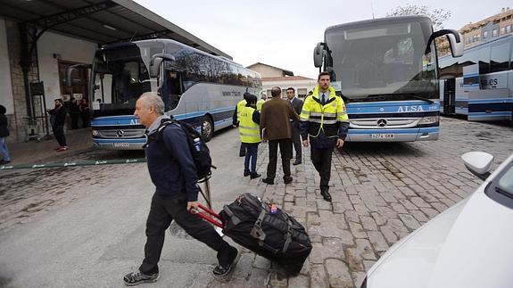 Primeros pasajeros del tren que tienen que coger el autobús.