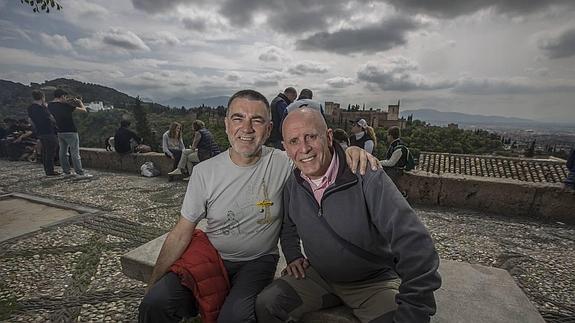 José Ramón Vázquez (izq.) y Javier de la Nava (dcha.) se encontraron el lunes en el Albaicín antes de comenzar el Camino.
