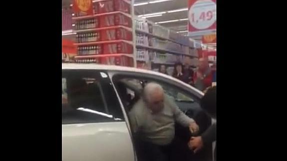 Terrible accidente: Un anciano empotra su coche en un Alcampo y llega hasta las cajas
