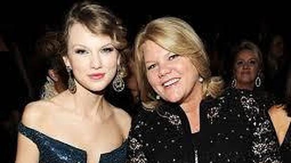 La madre de Taylor Swift padece cáncer y no acompañará a su hija en la gira