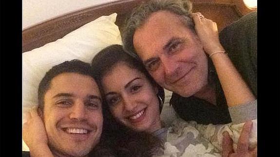 José Coronado, en Granada en la cama con Hiba Abouk y Áléx González para ver 'su Chester'