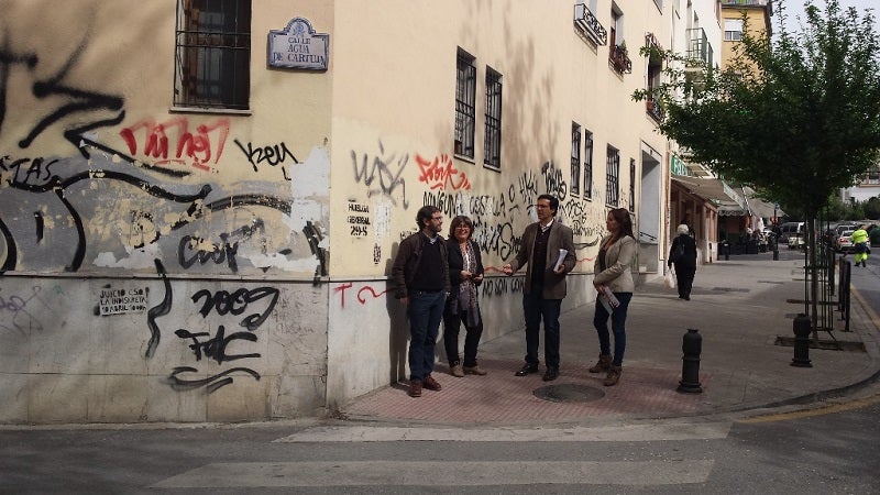 El PSOE propone un plan para acabar de manera "drástica" con la "plaga" de las pintadas