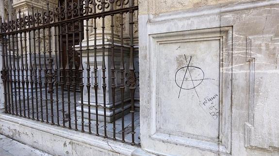 Pintada en la puerta del Perdón de la Catedral 