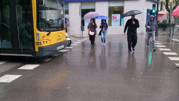 Viandantes se protegen de la lluvia ayer en Jaén, donde se registraron precipitaciones de 5,4 litros por metro cuadrado.