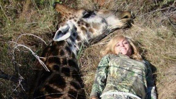 La cazadora profesional estadounidense Rebecca Francis en la foto de la polémica. 