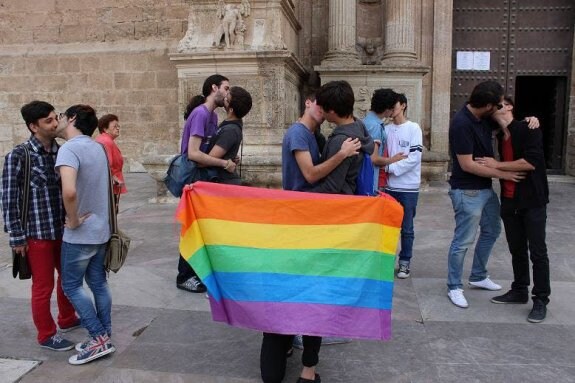 Miembros del colectivo Ola se besan en Almería en contra de la homofobia.