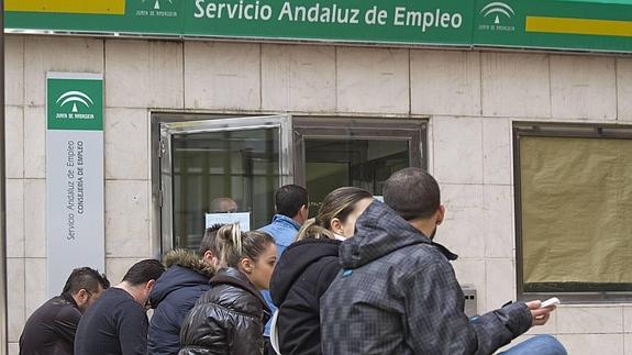 El paro juvenil representa uno de los principales problemas del mercado de trabajo granadino. 