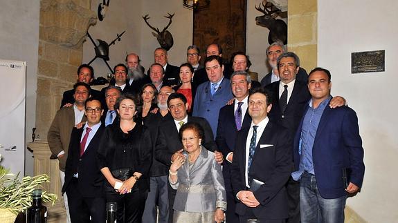 Foto de familia de los premiados, entre ellos Luisa, de restaurante Juanito de Baeza, miembros de la Academia, el presidente de la Diputación y Rosa Vañó, de Castillo de Canena.