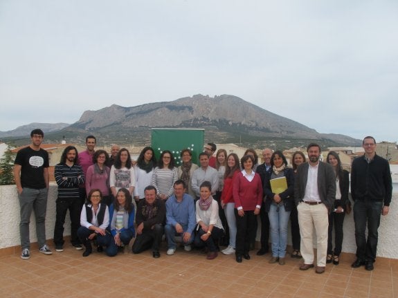 La delegada de Economía, junto al director provincial de Andalucía Emprende y técnicos del CADE. 
