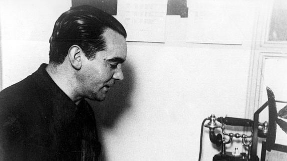 El escritor Federico García Lorca cuando recitaba uno de sus poemas. 