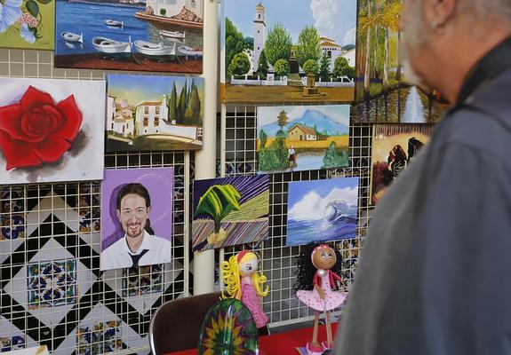 Un hombre mira el retrato de Iglesias en el lugar donde lo recolocó una amiga de la autora.