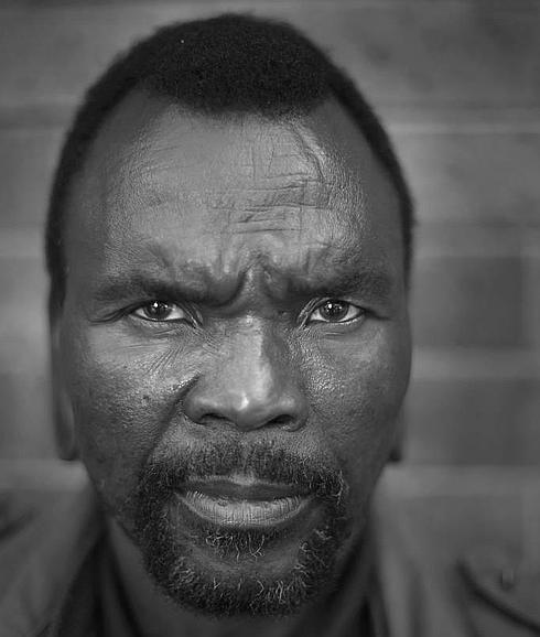 Apheas Mazibulco (62 años) es carpintero. Vive con los demás en el albergue de Jeppestown ::: KIM LUDBROOK | EFE