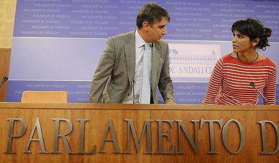 Los diputados de Podemos Moreno Yagüe y Teresa Rodríguez. 
