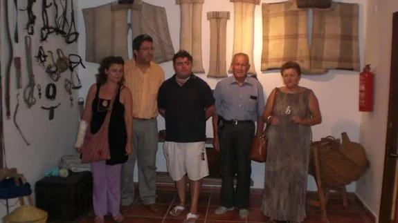 La familia Lupiáñez y técnicos municipales, con los objetos donados para el museo etnológico.