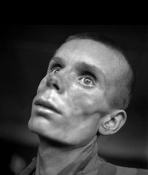 Aquel olor a muerte: "Estaba en la cola del crematorio cuando vi un jeep con soldados americanos"