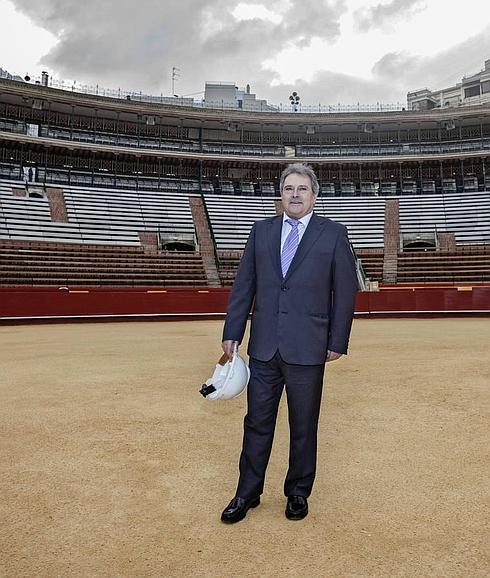 Rus, en el centro del albero de la plaza de toros de Valencia. :: 