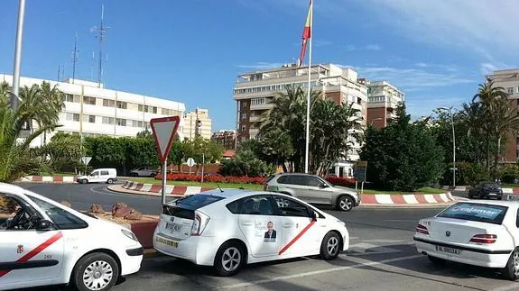 Uno de los taxis con la foto del alcalde.