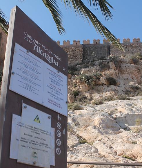 Cierran el acceso principal a La Alcazaba por desprendimientos de la muralla sur del monumento