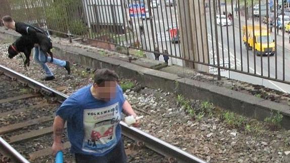 El dueño, de 47 años, acaba de lanzar al perro y se marcha de la zona justo cuando Mickey, de 21, acude al rescate del can. 