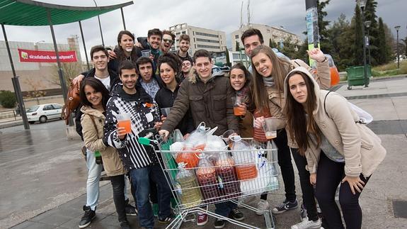 Jóvenes durante la pasada Fiesta de la Primavera en Granada. 