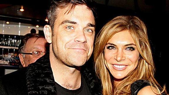 Denuncian a Robbie Williams y su mujer por acoso sexual
