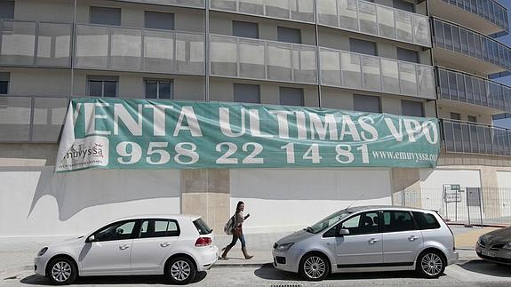 En el edificio Apache de La Chana aún quedan casas libres de promoción oficial.