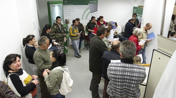 Colas en una oficina de empleo de Andalucía.