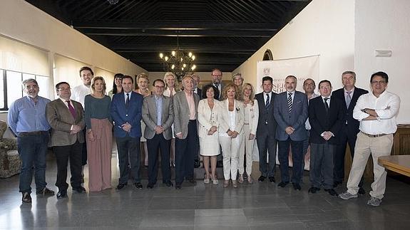 Indalecio Sánchez-Montesinos y Pilar Aranda (en el centro), ayer, en el pleno del Consejo Social 