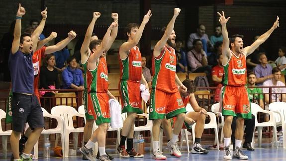 El equipo celebra la victoria.