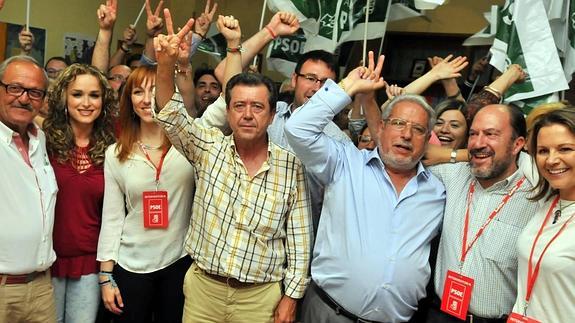 Juan Fernández rodeado de militantes y equipo de campaña celebrando la victoria socialista.