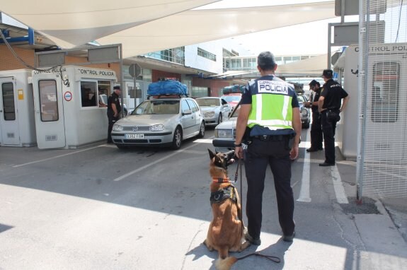 Agentes de la Policía Nacional controlan el acceso al puerto durante la OPE 2014. :: f. g.