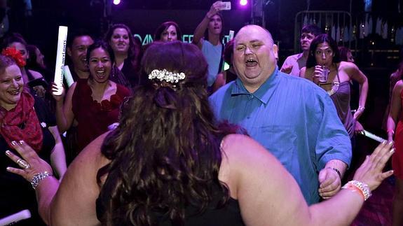 Sean O’Brien se pega unos bailes con una invitada a la fiesta organizada en el Avalon de Los Ángeles por Cassandra Fairbanks. 