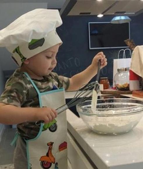 Martín Casillas enternece a la Red como un chef de prestigio