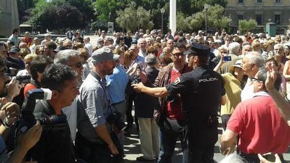 Escándalo por la agresión de los 'anti-Podemos' a los periodistas de La Sexta