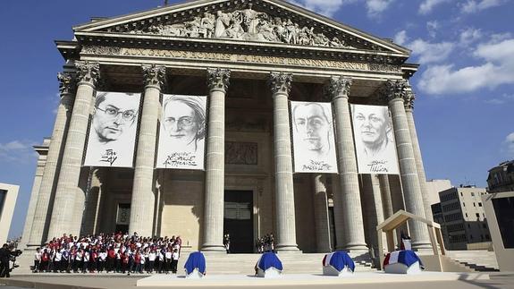 Los féretros de los cuatro luchadores contra el nazismo ante la portada del Panteón de París. :: 