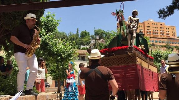 La Tarasca 'greñúa' estuvo acompañada por la charanga 'Vaso Largo' y se dio un paseo corto por el Campo del Príncipe.