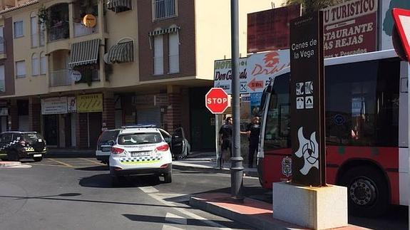 Vehículos policiales junto al bus donde iba el conductor agredido en Cenes de la Vega.