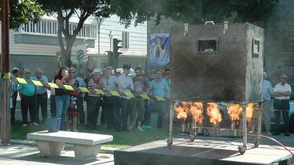 Imagen del número en el que el ilusionista Víctor Cerro se encierra en un horno a 200 grados.