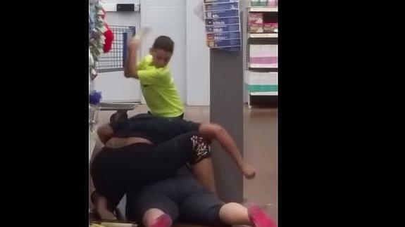 Brutal pelea de dos mujeres en un supermercado con la ayuda del hijo de una de ellas