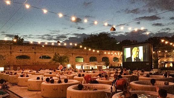 El Haubentaucher está cerca de la East Side Gallery, el tramo más largo del Muro de Berlín que se conserva..