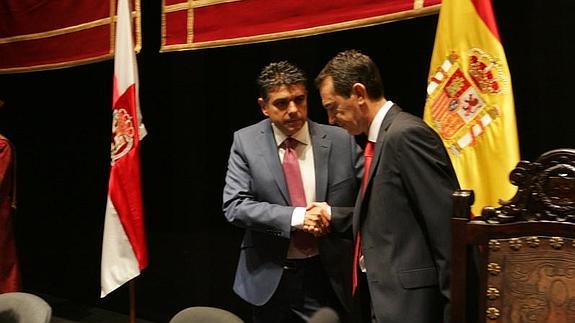 Miguel Cazorla saluda a Juan Carlos Pérez Navas 