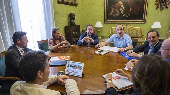 Los concejales de Ciudadanos y PP se reúnen en una primera comisión de trabajo para establecer el "rumbo inmediato" de la política granadina