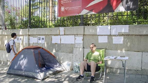 En huelga de hambre porque no puede pagar las tasas de selectividad de su hija