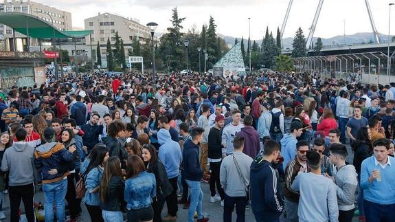 Cientos de jóvenes celebrando la Fiesta de la Primavera 2015 en el botellódromo de Granada