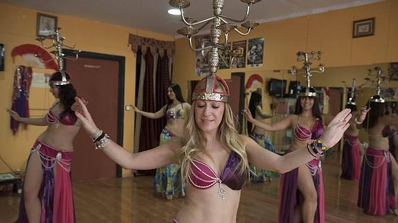 La danza oriental se quita el velo en Granada