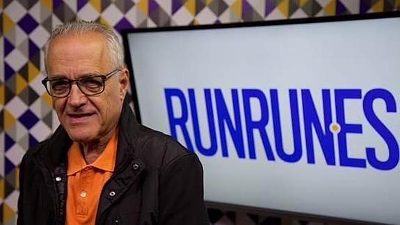 Nelson Bocaranda, delante de un logo de 'runrun.es', en una foto tomada ayer en Caracas antes de partir hacia Granada