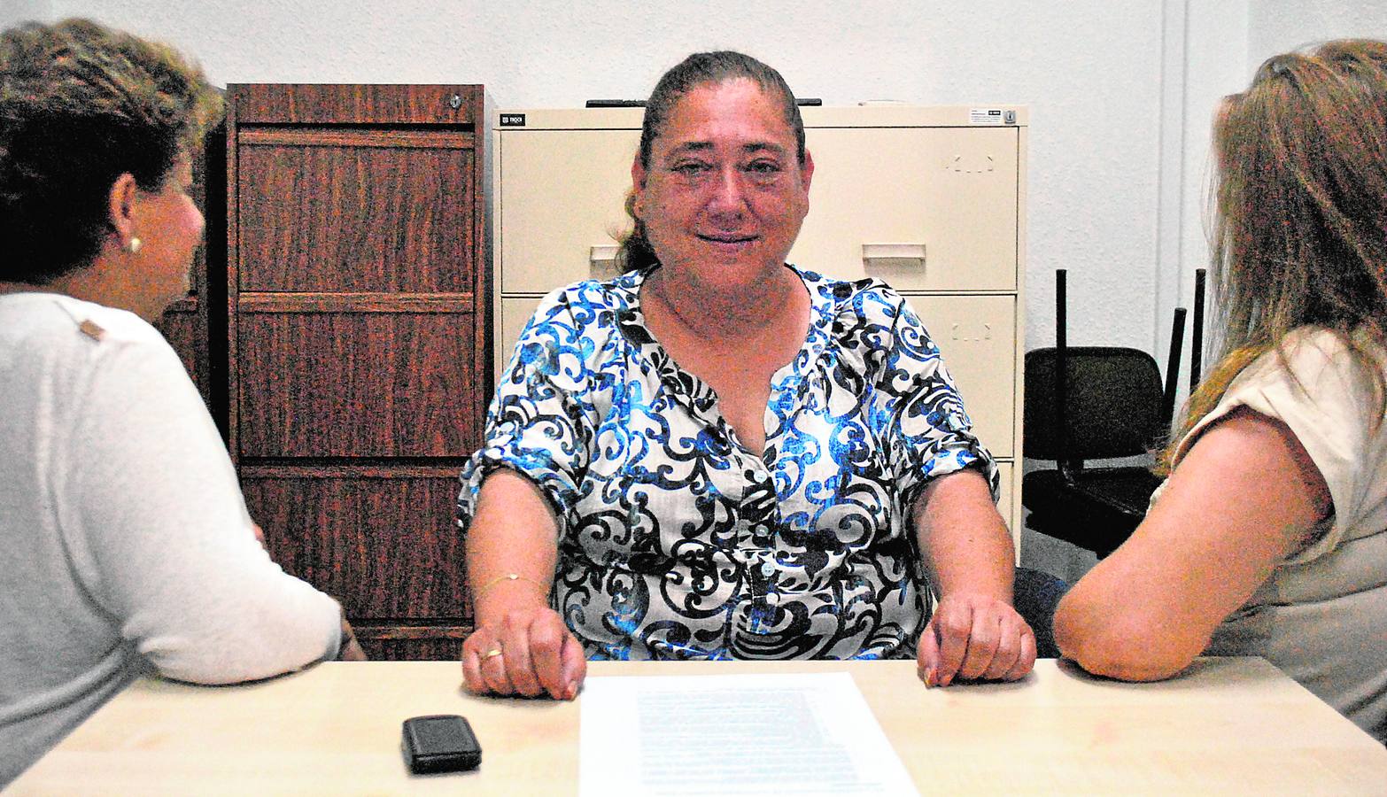 Ana y Victoria, a cada extremo, rodean a Lola, la psicóloga de la asociación de alcohólicos rehabilitados de Almería (ARA), en su sede de la capital. 